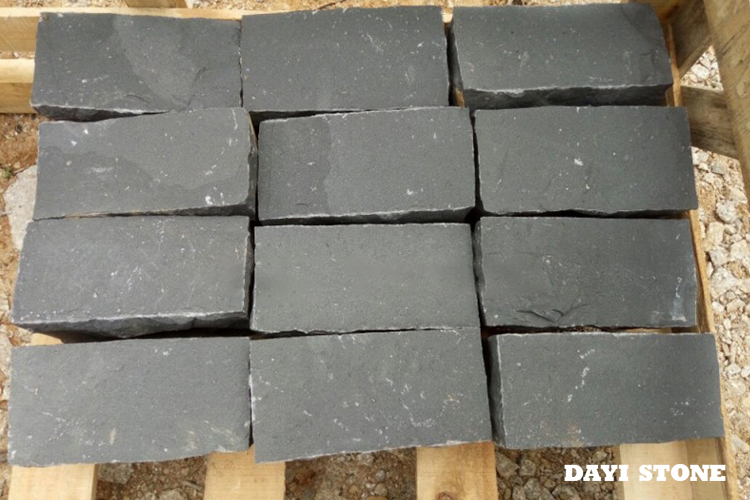 Cubes ZP Black Basalt All sides Natural Split 20x10x10cm - Dayi Stone